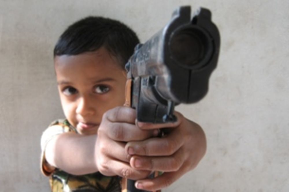 BEBA REVOLVERAŠ: Pištolj opalio u rancu petogodišnjaka
