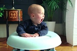 POGLEDAJTE: Beba se dala u poteru za usisivačem!
