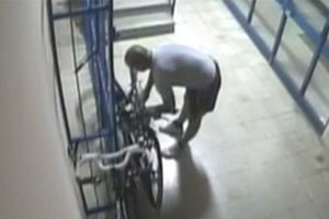 DA LI GA PREPOZNAJETE: On je ukrao bicikl iz zgrade u Novom Sadu!