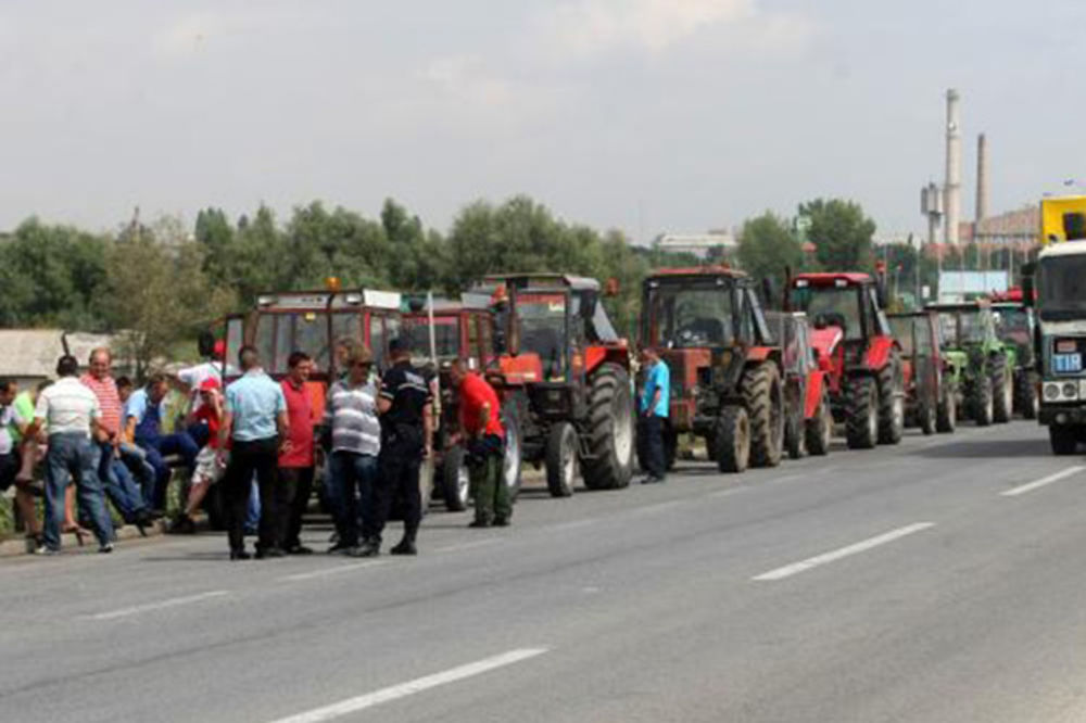 PROTEST PAORA: Traktorima opkolili Čedinu Fidelinku!