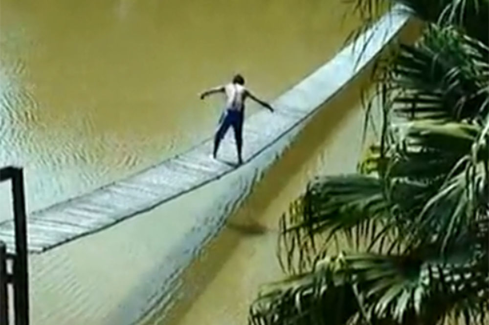 Pogledajte kako pijanac prelazi viseći most
