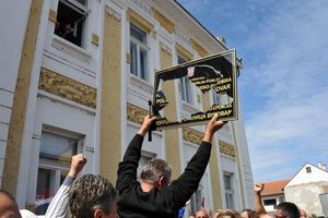 U Vukovaru ponovo skinuta dvojezična tabla