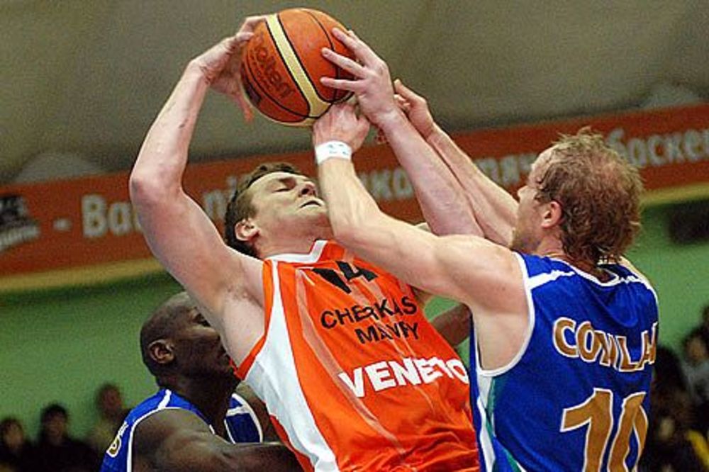 OPASNO: Posle loma table, povređen makedonski košarkaš