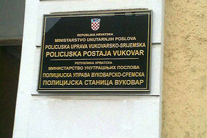 ĆIRILICA NA UDARU: U Vukovaru skinuta još jedna dvojezična tabla