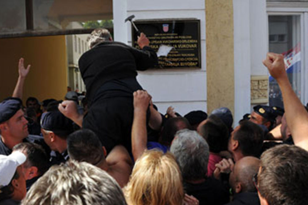 UHAPŠENI: Trojica Vukovaraca razbila dvojezičnu tablu pa se potukla s policijom!