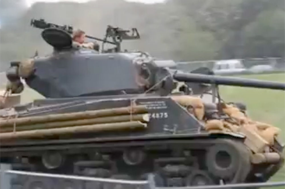 KOMANDIR: Bred Pit uči da vozi tenk!