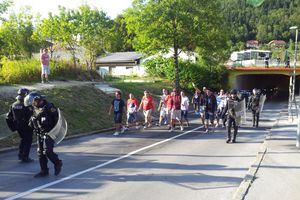 POGLEDAJTE TUČU NAVIJAČA: Bosanci kamenovali piceriju sa pristalicama Srbije