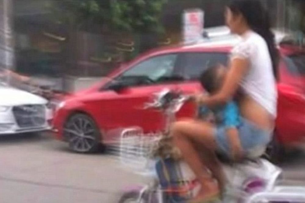 PRIVEDENA: Kineskinja dojila bebu vozeći moped