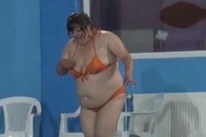 HOPA-CUPA U KUPAĆEM: Simonida se brčka u bazenu