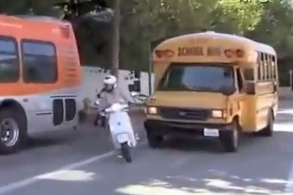 VIDEO: Autobus umalo pregazio Gvinet Paltrou i ćerku na motoru!