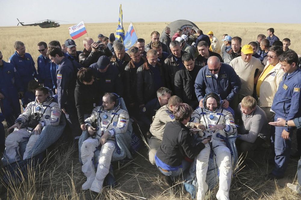Tri astronauta u kapsuli "Sojuz" stigla na Zemlju