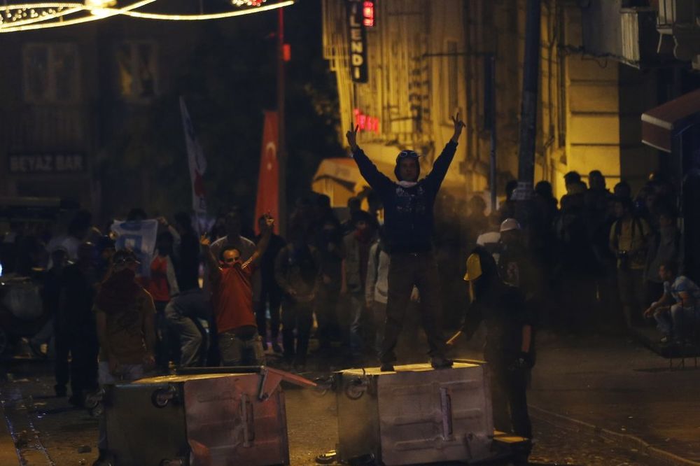 TURCI SE OPET DIGLI: Policija suzavcem rasterala demonstrante