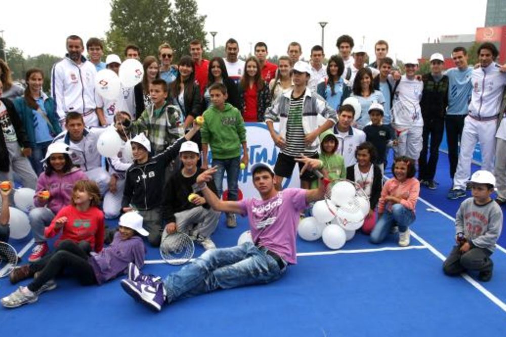 Teniseri Srbije trenirali decu iz Zvečanske!