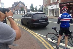 BAHATI FUDBALER: Autom udario biciklistu, pa sa osmehom napustio mesto nesreće!