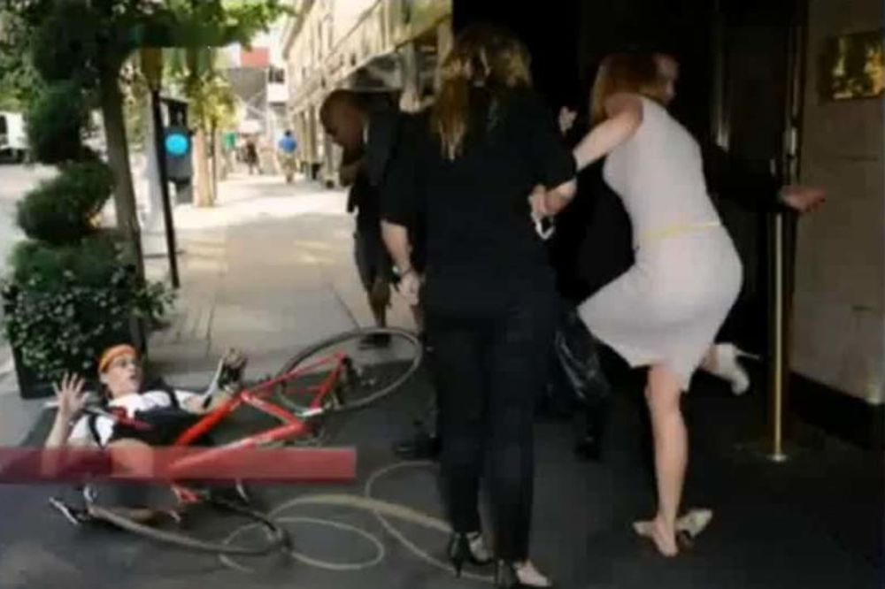 Paparaco biciklom udario i oborio Nikol Kidman!