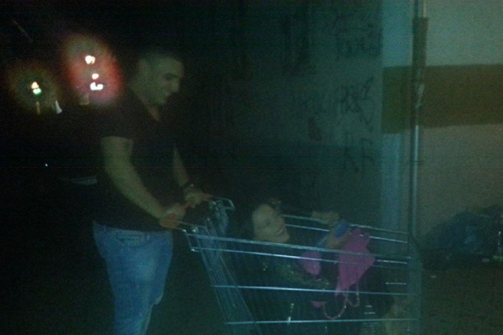LUD PROVOD: Darko Lazić vozio Andreanu u kolicima iz supermarketa