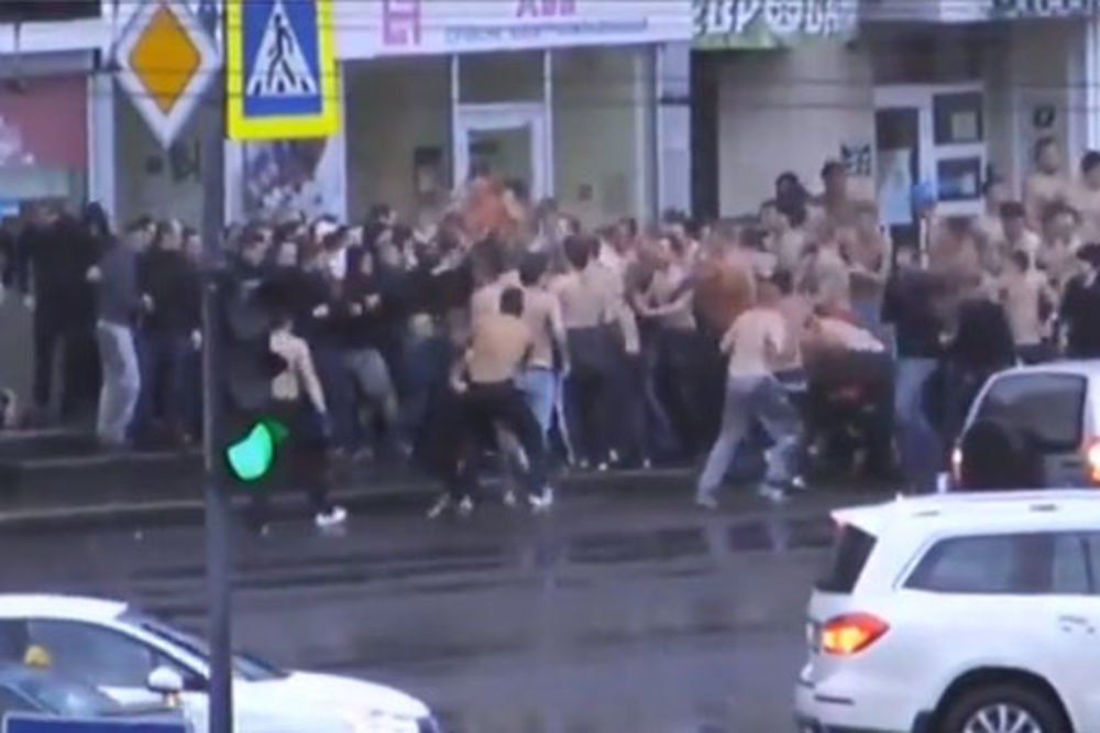 (VIDEO) Pogledajte kako su fudbalski navijači napali demonstrante, najmanje 14 povređenih!