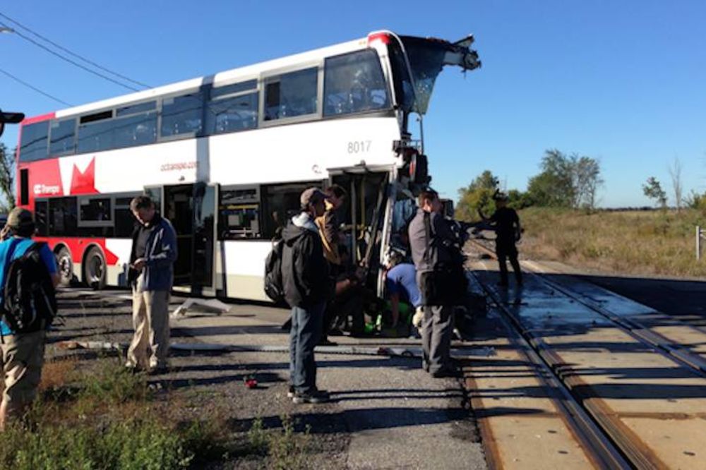 KROZ SPUŠTENU RAMPU: Autobus na sprat naleteo na putnički voz