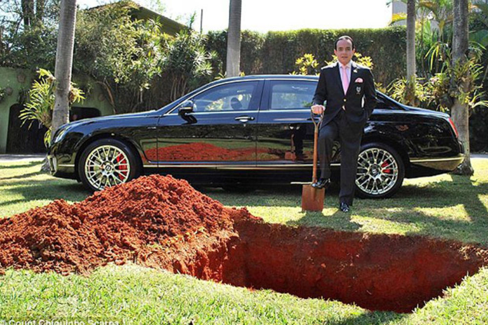 KAO FARAON: Brazilski biznismen sahranjuje bentlija da ga čeka na onom svetu?!