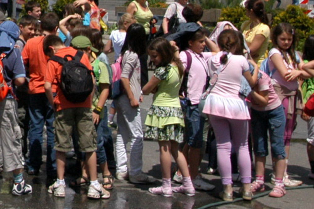 EKSKURZIJE KAO TEZGA: Nastavnici od turističkih agencija primali 5.000 po detetu!