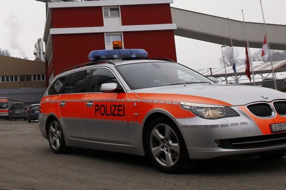 MISTERIOZAN PAD SRPKINJE SA 30 METARA: Žena kritično posle nesreće u Švajcarskoj, evo šta je ostalo od BMW! FOTO