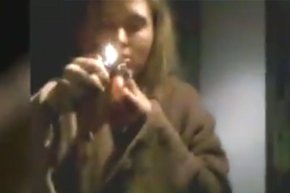 Pogledajte bivša žena Čarlija Šina puši krek