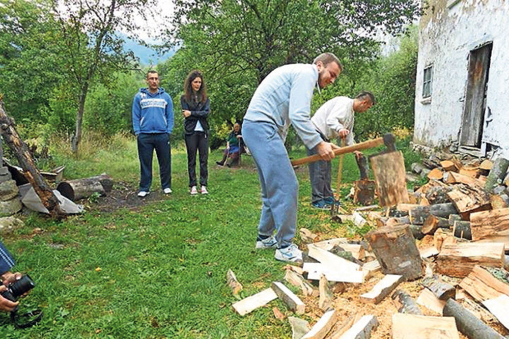 Humana akcija studenata: Cepali drva da pomognu starima