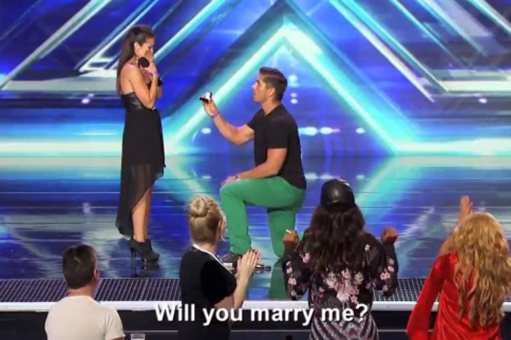 DOSAD NEVIĐENO: Zaprosio devojku u X Factor!