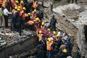 TRAGEDIJA U INDIJI: Srušile se dve zgrade, 22 poginulih