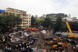 NESREĆA U MUMBAJU: Srušila se petospratnica, pod ruševinama 90 ljudi