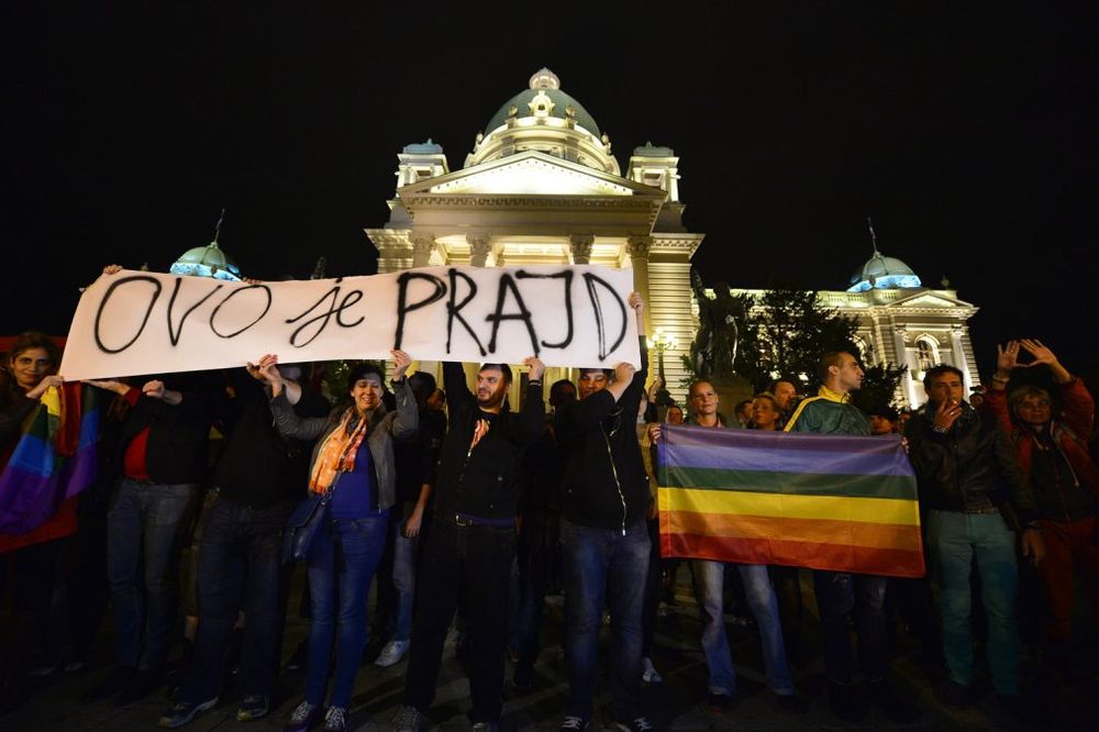 NOĆNA ŠETNJA: Parada ponosa od Vlade Srbije do Skupštine!