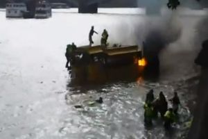 ZAPALIO SE BROD NA TEMZI: Turisti u panici skakali u reku