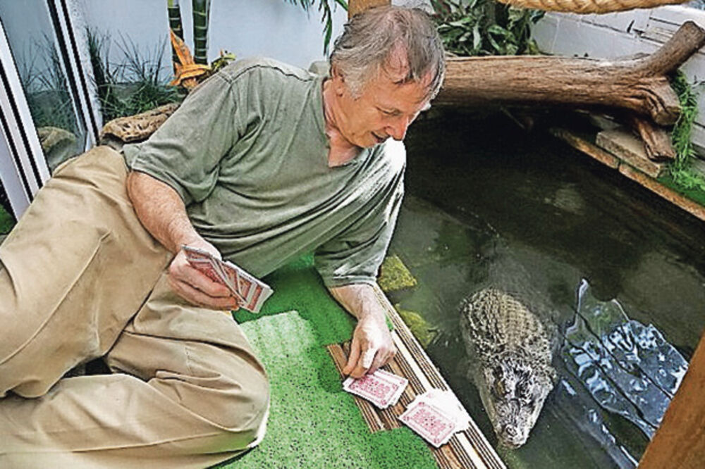 OPASAN LJUBIMAC: Starac živi s krokodilom
