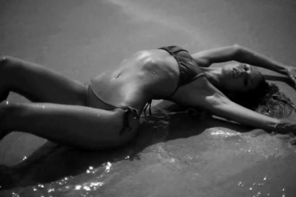 PROVOKATIVNA: Pogledajte kako se Kendis u kupaćem valja po pesku