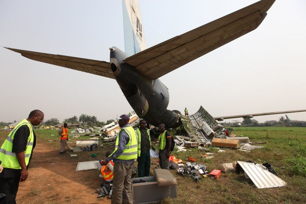 OTKAZAO MOTOR: Putnički avion pao na pistu u Lagosu, pronađeno 8 tela