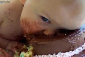 SLAĐE NE MOŽE BITI: Pogledajte kako deca uživaju u torti!