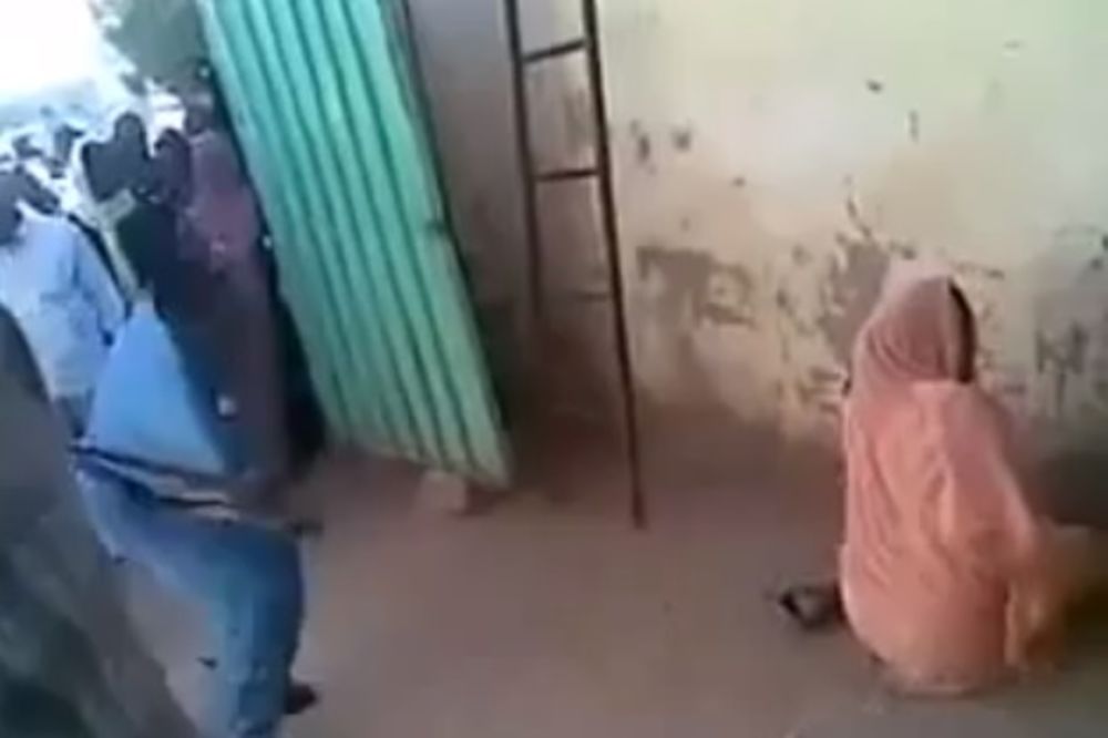 ŠOKANTAN VIDEO: Policajac išibao Sudanku jer se vozila sa poznanikom