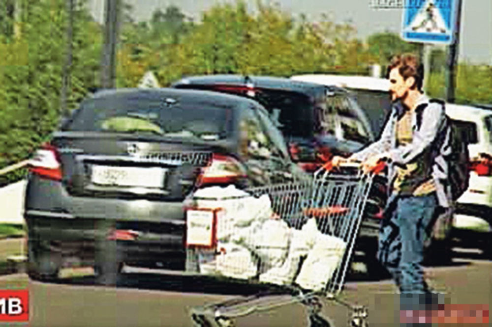 KONAČNO USLIKAN: Snouden uživa u šopingu u Moskvi!