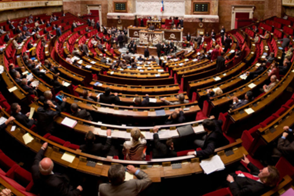 FRANCUSKA: Poslanik kokodakao u Parlamentu, kažnjen sa 1.300 evra!