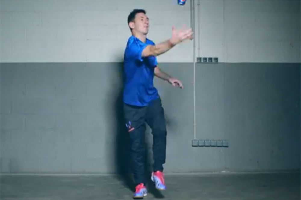 ČAROBNJAK: Mesi u reklami žonglira sa limenkom