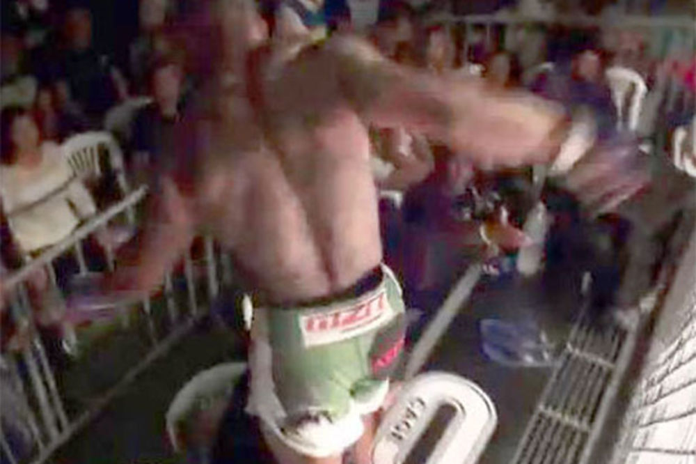 KUKAVICA: MMA borac tokom meča pobegao iz kaveza!