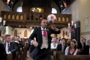 DOK JE ČEKAO MLADU: Fudbaler žonglirao na svadbi!