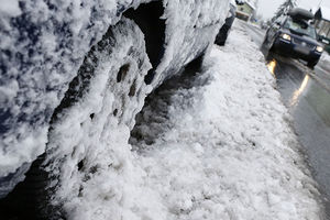 STAO SAOBRAĆAJ NA SUVOBORU: Vozač i putnici posipali zemlju po zaleđenom putu da se autobus ne surva