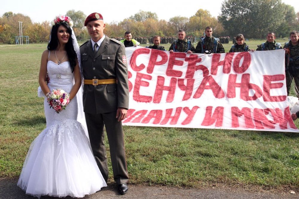 Maja i Milan venčali se pred strojem 63.padobranskog bataljona!