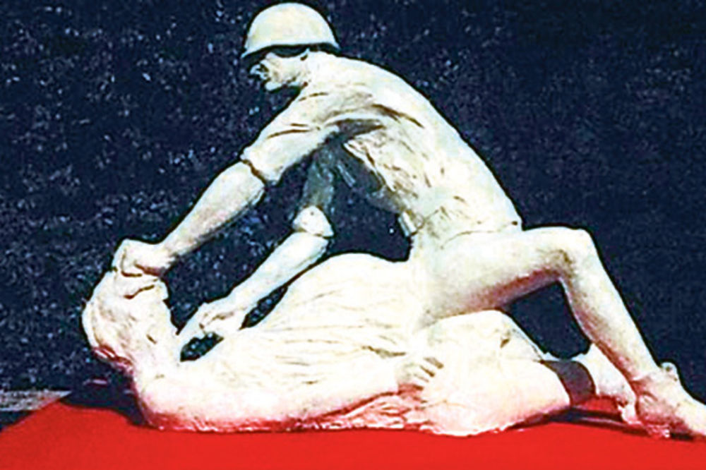 SKANDAL: Uklonili skulpturu vojnika koji siluje trudnu Poljakinju!