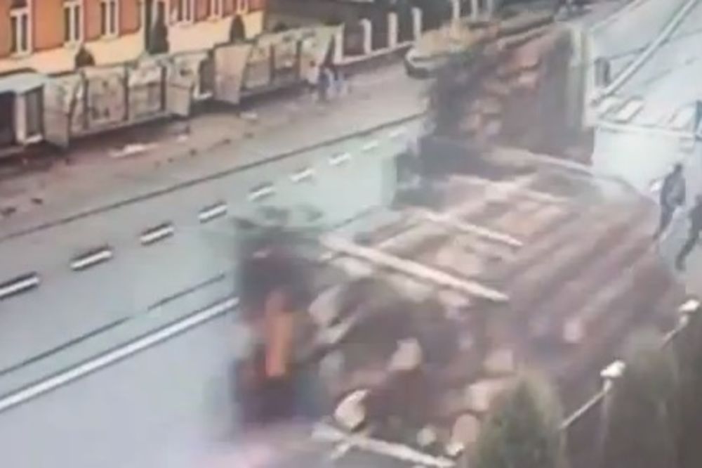 Kamion natovaren deblima udario tri pešaka u Rumuniji