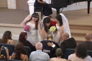 VIDELA IH PRED OLTAROM: Tri sestre se venčale 12 sati pre smrti svoje majke