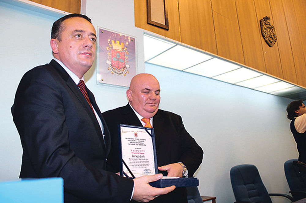 VELIKODUŠAN: Aleksandar Antić poklonio nagradu siromašnoj porodici!