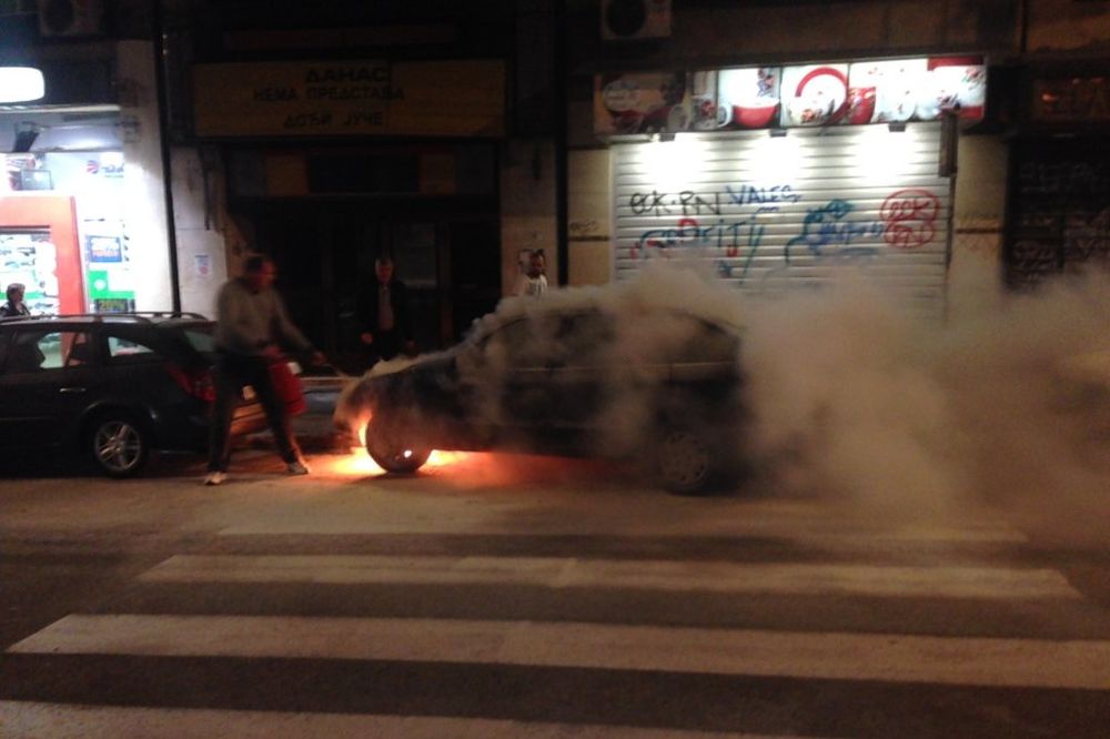 POŽAR U CENTRU BEOGRADA: Izgoreo auto kod bioskopa u Balkanskoj ulici!