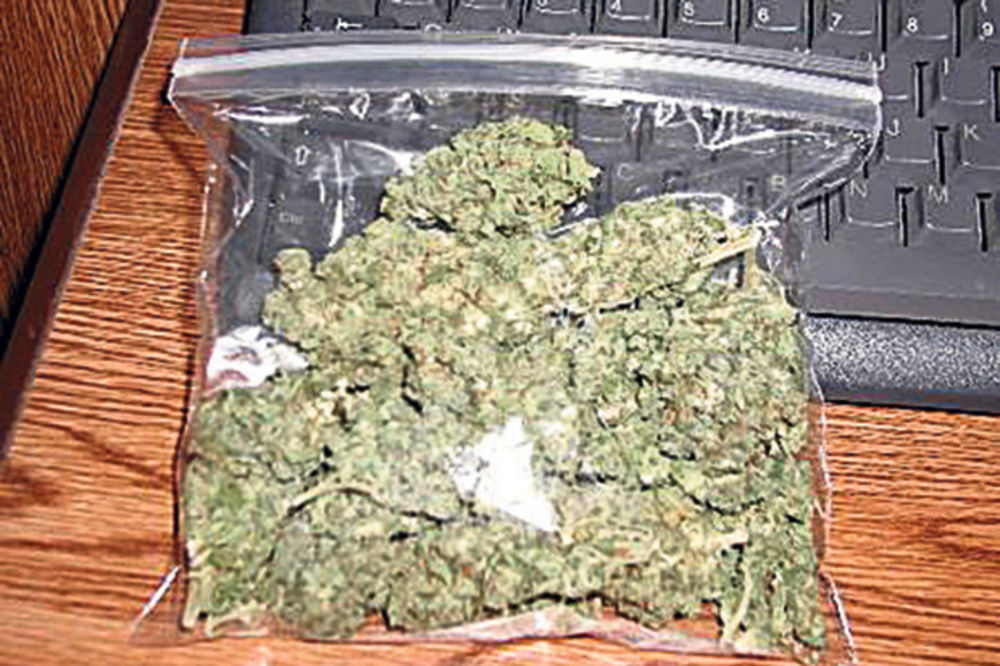 U „pežo“ sakrili 10 kila marihuane